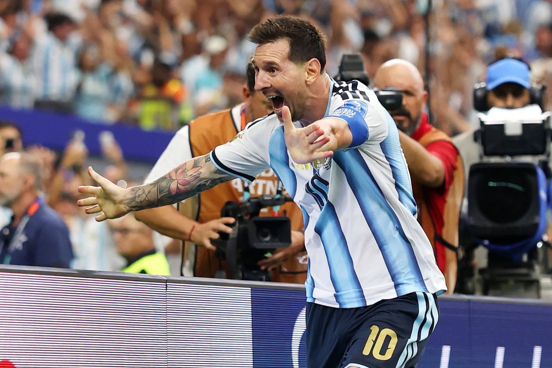Él es Joaquín Bruno, el periodista que protagonizó un viral festejo junto a Messi frente a Austria