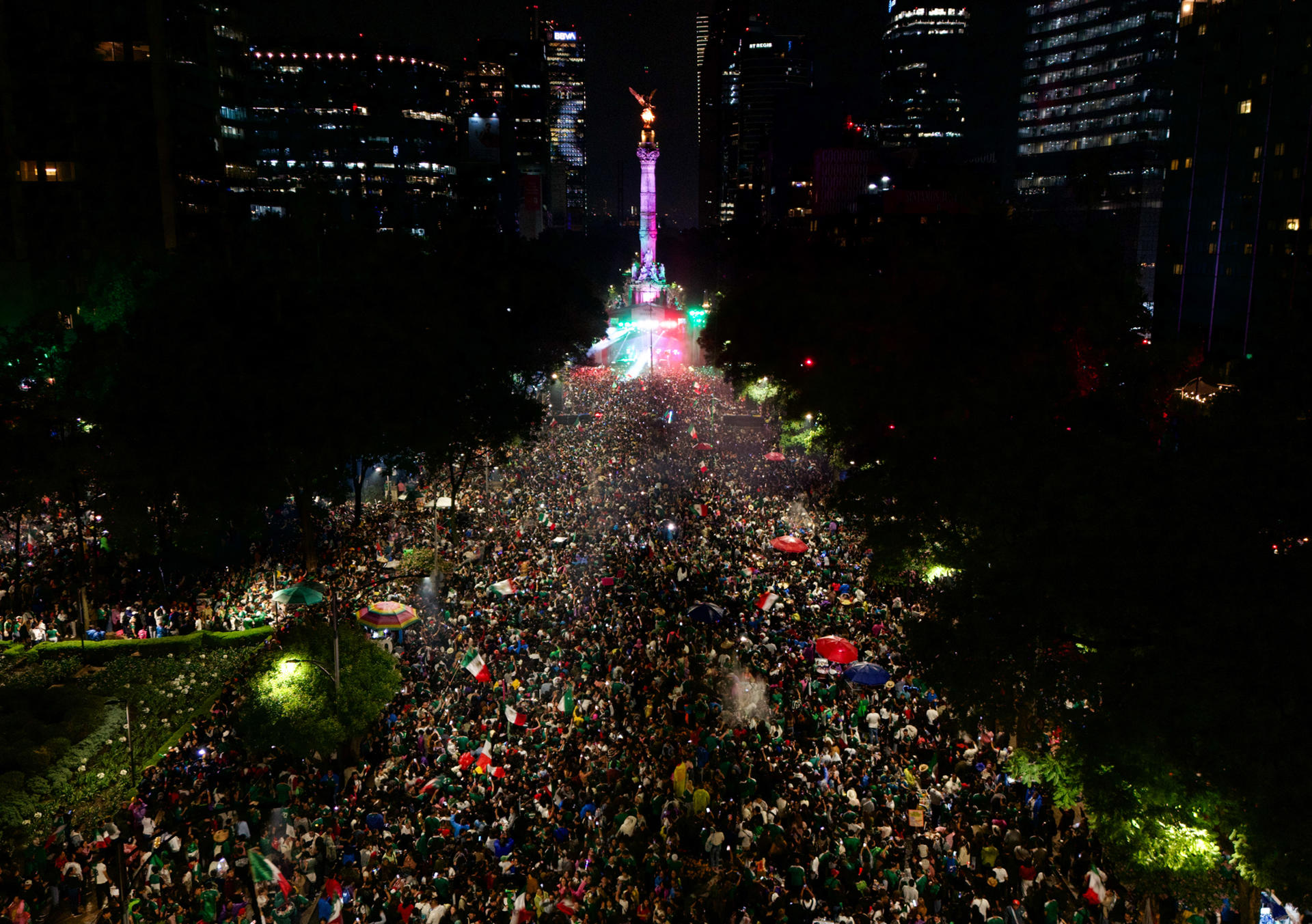 México desborda la pasión en el Zócalo y el Ángel de la Independencia tras el pase a 16vos de final del Mundial México desborda la pasión en el Zócalo y el Ángel de la Independencia tras el pase a 16vos de final del Mundial