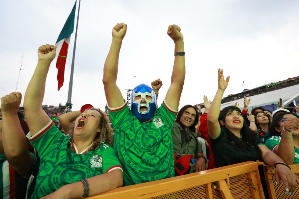 México desborda la pasión en el Zócalo y el Ángel de la Independencia tras el pase a 16vos de final del Mundial