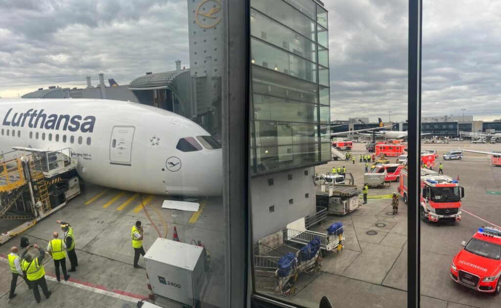 Video: Colapsa tren de aterrizaje de avión en aeropuerto de Frankfurt; hay heridos