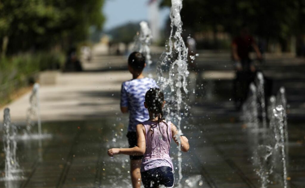 Dos niños muertos durante ola de calor en Francia; estaban dentro de un auto