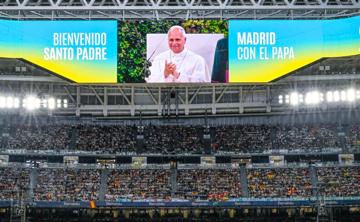 Papa León XIV se reúne con Bad Bunny y su familia en Madrid - papa-leon-xiv-en-el-estadio-santiago-bernabeu-de-madrid