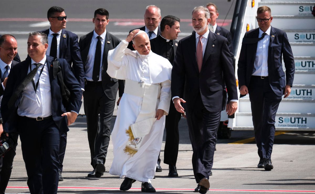Problema técnico en el avión retrasa la salida del papa León XIV de España - papa-leon-xiv-junto-al-rey-felipe-vi