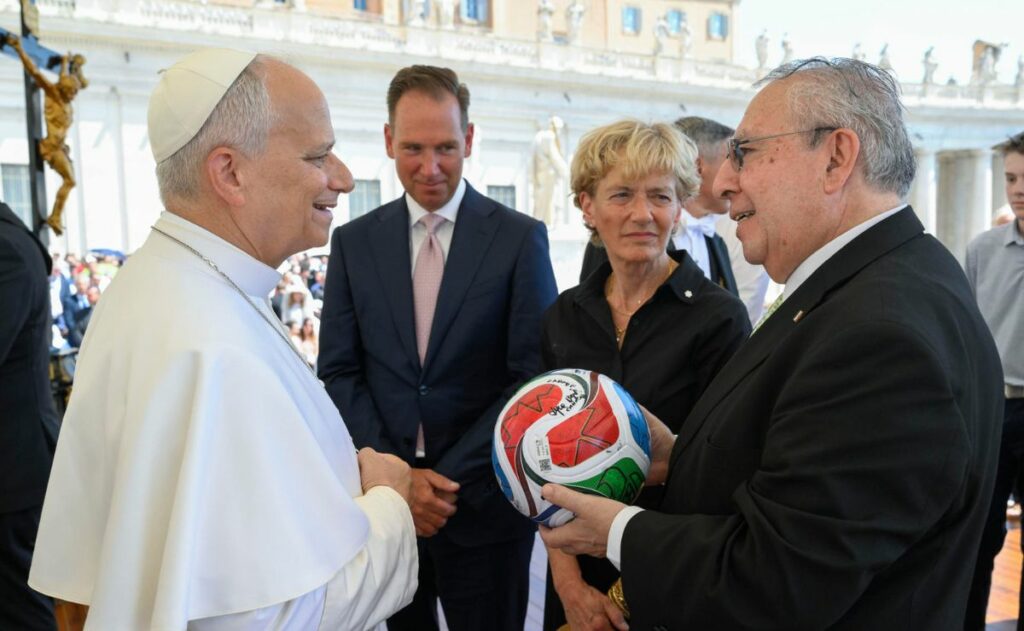 Papa León XIV recibe un balón del Mundial 2026; pide que México, EE.UU. y Canadá mantengan cooperación