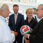Papa León XIV recibe un balón del Mundial 2026; pide que México, EE.UU. y Canadá mantengan cooperación