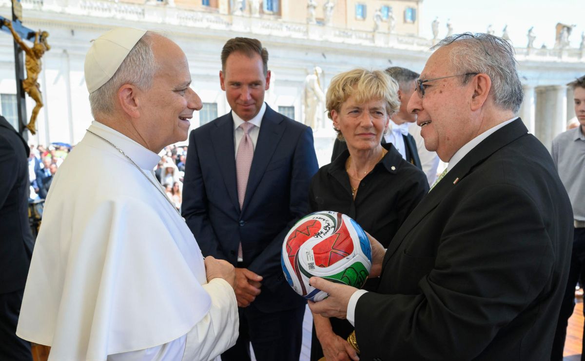Papa León XIV recibe un balón del Mundial 2026; pide que México, EE.UU. y Canadá mantengan cooperación Papa León XIV recibe un balón del Mundial 2026; pide que México, EE.UU. y Canadá mantengan cooperación