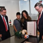Secretaría de Economía e IMPI otorgan registro de marca del ‘Pato Merlín’ a su propietaria Karla Gómez