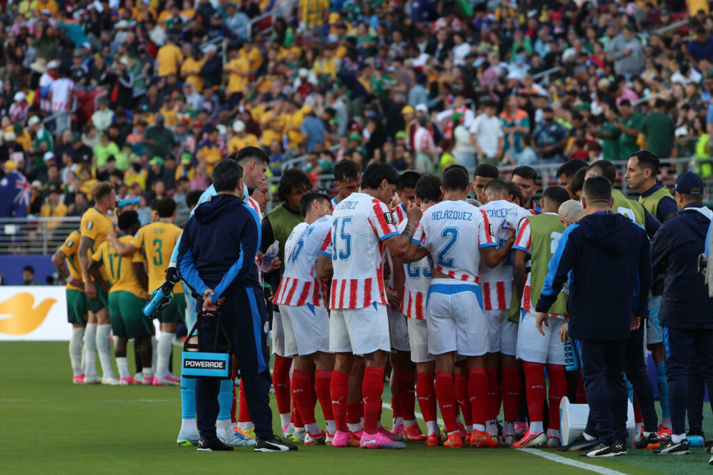 Grupo técnico de la FIFA avala las pausas de hidratación, pero admite que rompen dinámicas