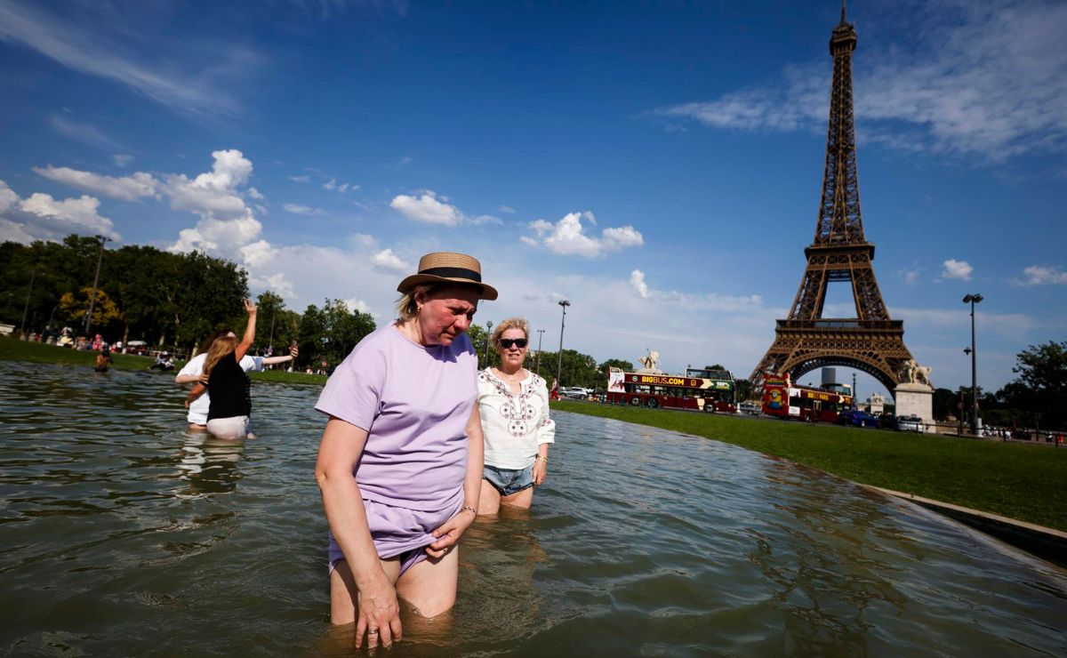 Dos niños muertos durante ola de calor en Francia; estaban dentro de un auto - personas-se-refrescan-en-el-rio-sena-durante-ola-de-calor-en-francia