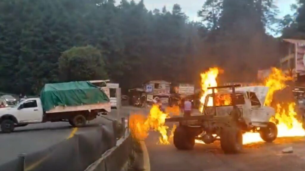 Pobladores incendian camionetas en la carretera México-Toluca para exigir freno a la tala clandestina