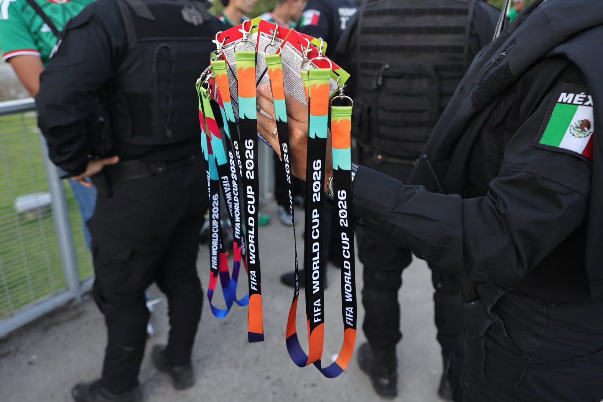 Detienen a 10 con acreditaciones falsas para entrar al México vs Corea del Sur Detienen a 10 con acreditaciones falsas para entrar al México vs Corea del Sur