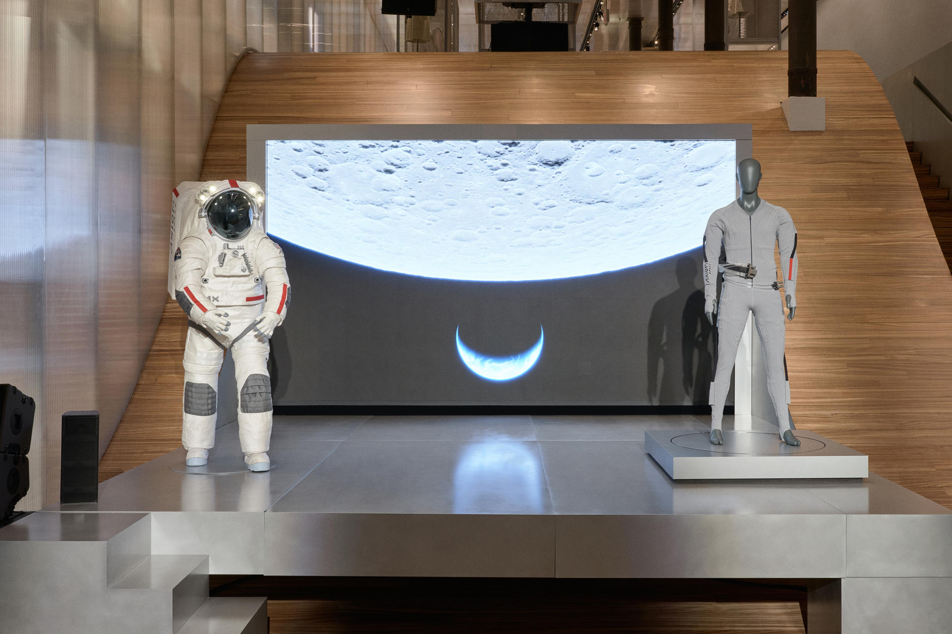 Video: Astronautas de la NASA del programa Artemis vestirán ropa de Prada Video: Astronautas de la NASA del programa Artemis vestirán ropa de Prada