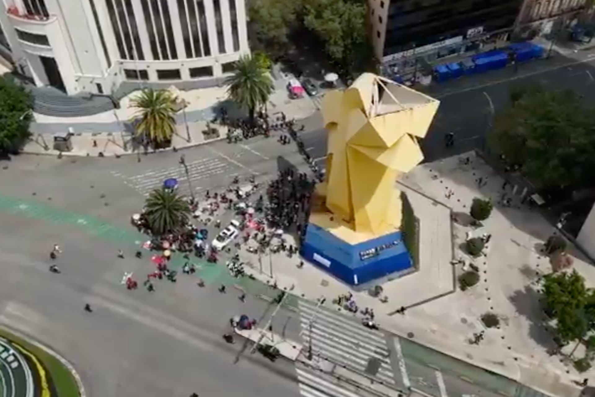 Maestros de la CNTE protestan en Segob y Paseo de la Reforma; amagan con ir al AICM Maestros de la CNTE protestan en Segob y Paseo de la Reforma; amagan con ir al AICM