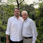 Reaparece el expresidente López Obrador en fotografía con su hijo
