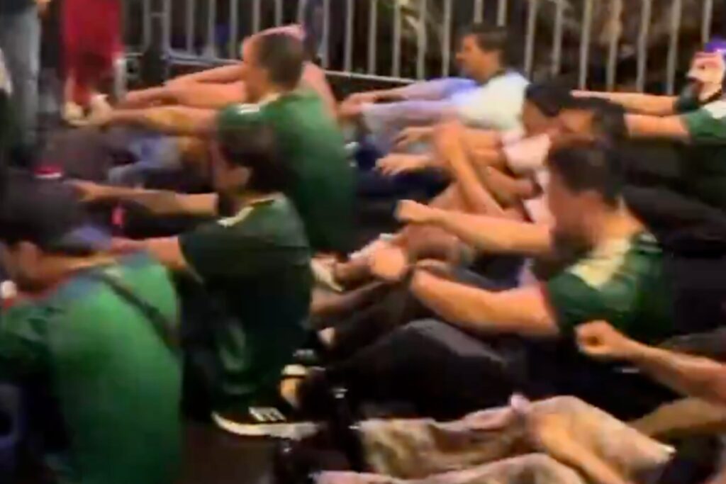 Video: Mexicanos hacen el remo vikingo para celebrar triunfo de México ante Chequia