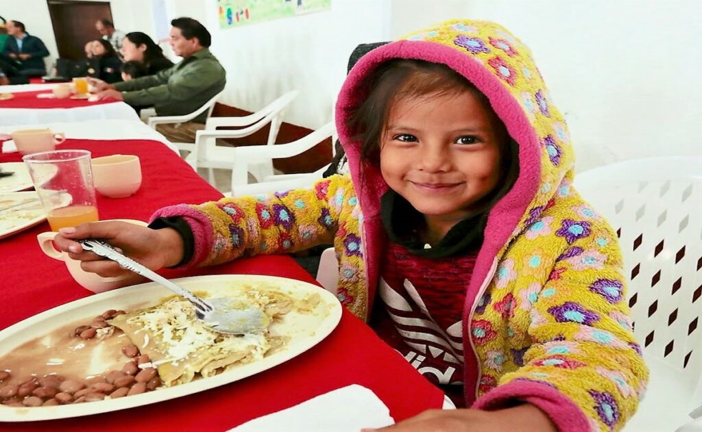 Reportan a niña encerrada y asustada dentro de un vehículo en Puebla