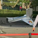 Video: Avión pequeño se estrella contra rascacielos en Beijing