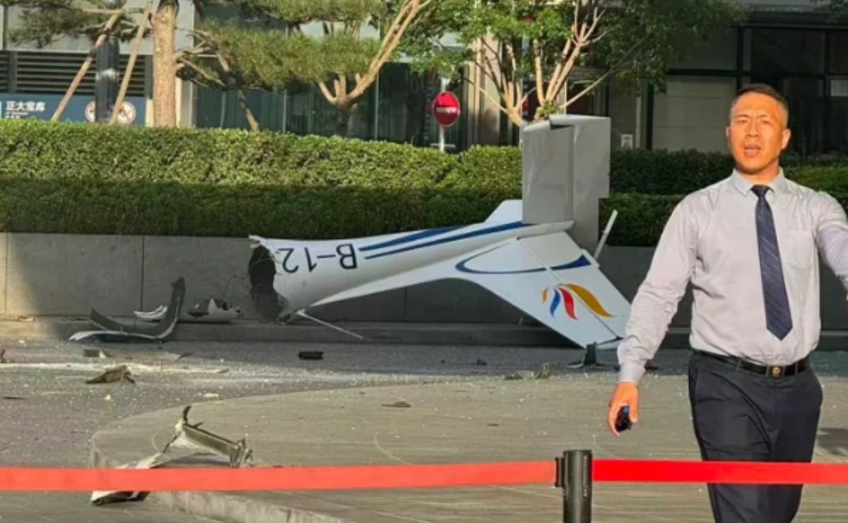 Video: Avión pequeño se estrella contra rascacielos en Beijing