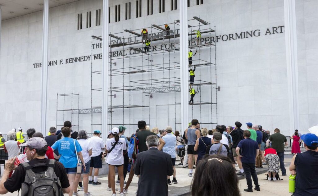 Revés para Trump: Centro Kennedy quita su nombre de edificio por orden judicial