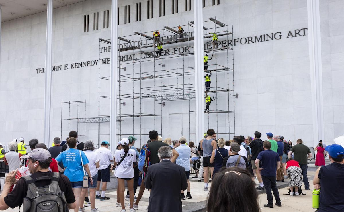 Revés para Trump: Centro Kennedy quita su nombre de edificio por orden judicial Revés para Trump: Centro Kennedy quita su nombre de edificio por orden judicial