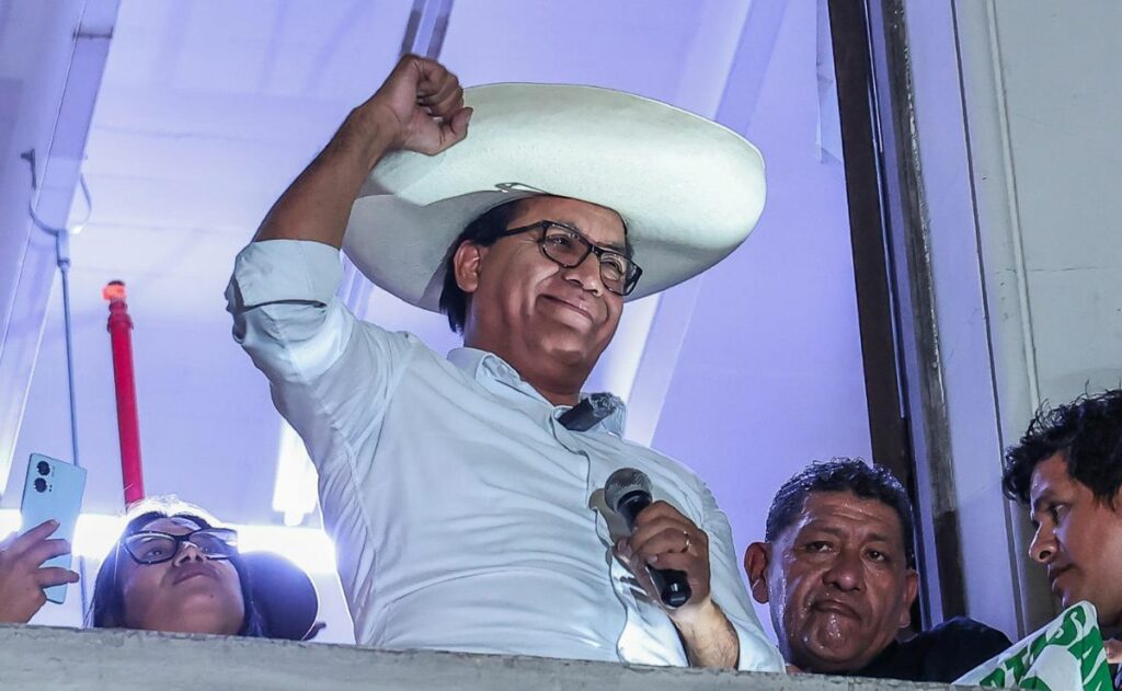 Elecciones en Perú: Roberto Sánchez aventaja a Keiko Fujimori