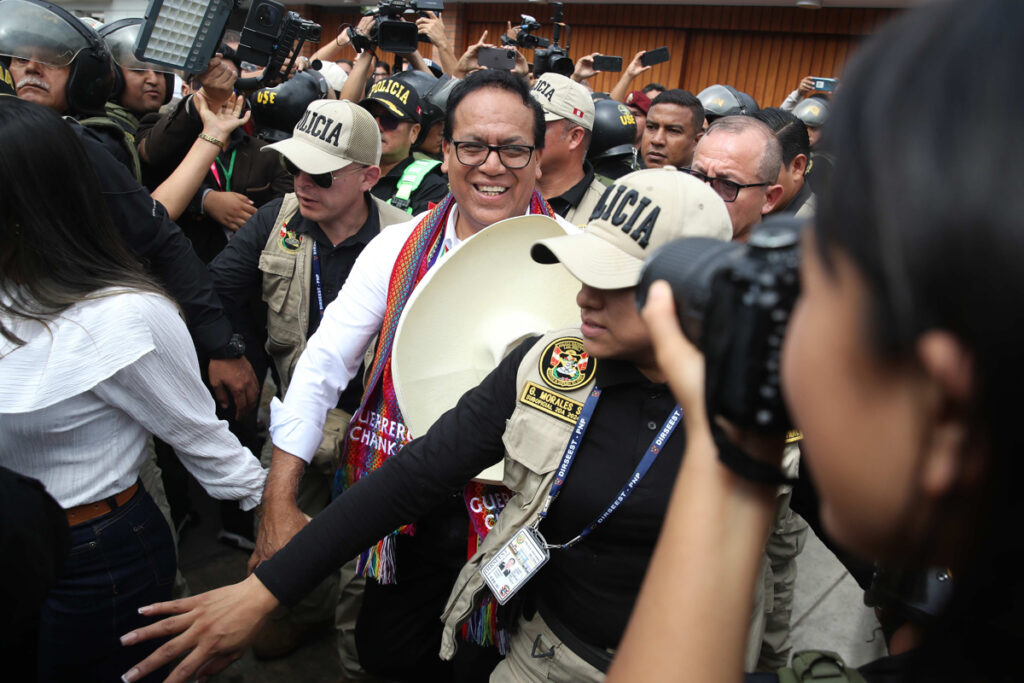 Concluye la votación de la segunda vuelta presidencial en Perú e inicia el escrutinio - roberto-sanchez-1024x683