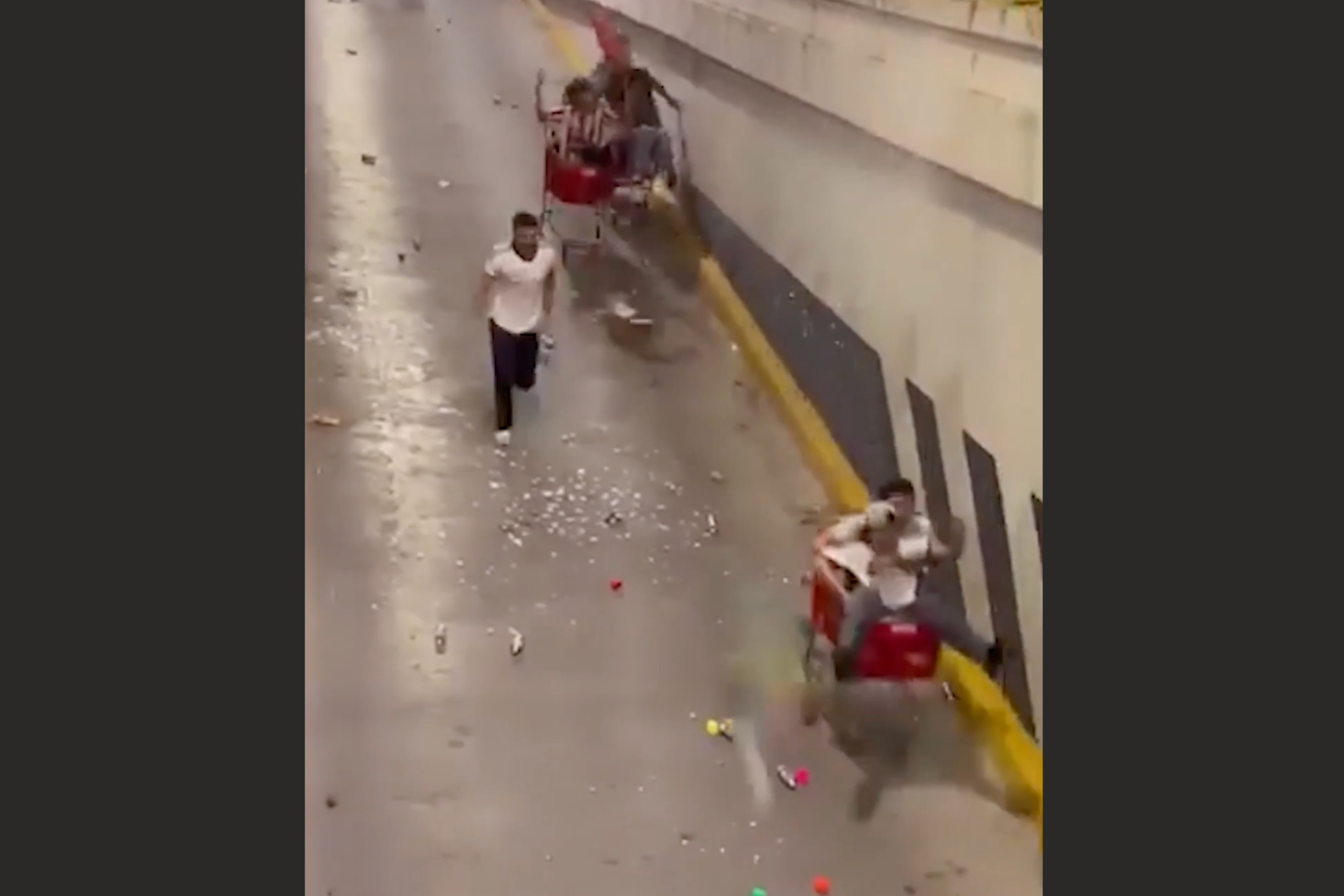 Videos: En San Luis Potosí celebran triunfo del Tricolor con carreras de carritos de supermercado