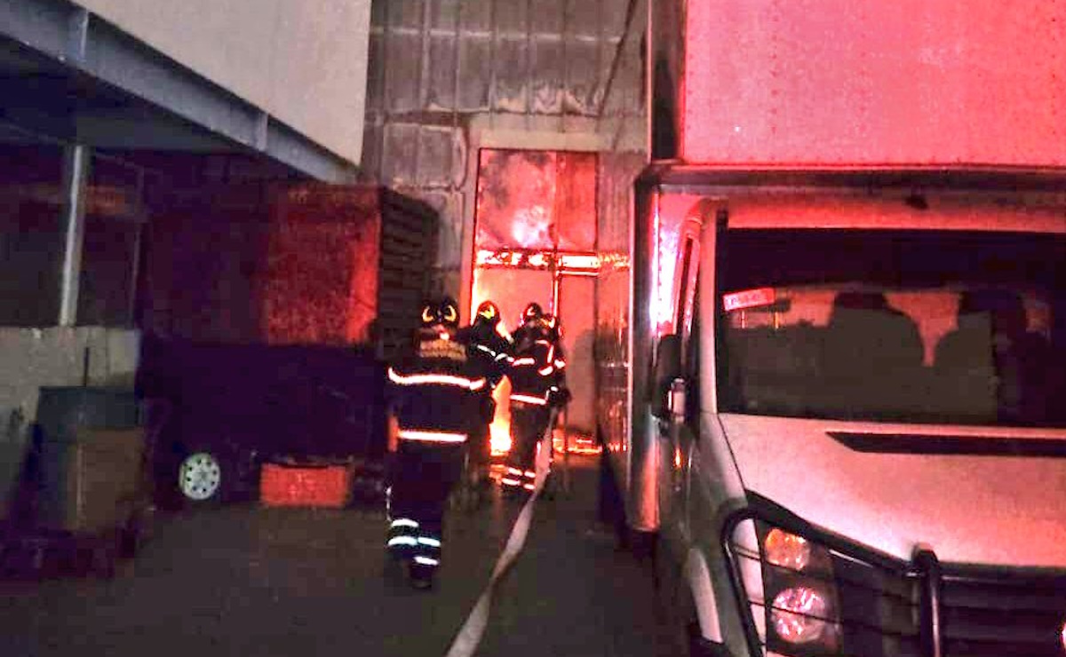 Se incendia bodega frente al Mercado de Jamaica; desalojan a 120 personas
