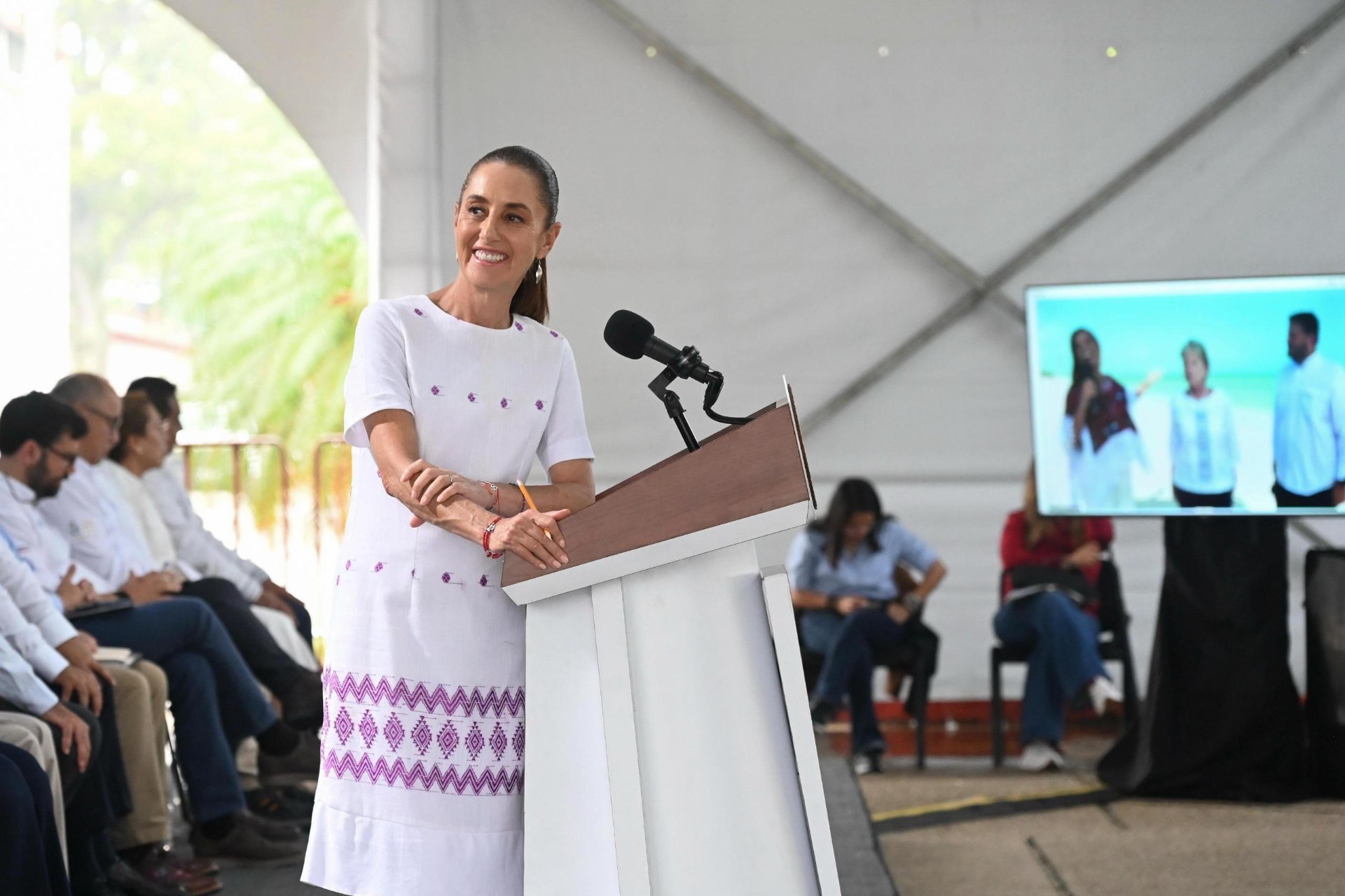 Sheinbaum anuncia inversión de 190 mil mdp en Veracruz para recuperación de petroquímica, obras carreteras, agua y salud