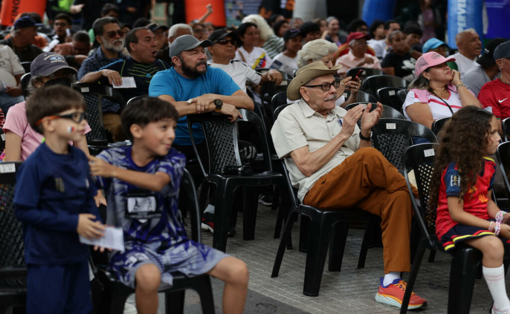 Sin la Vinotinto, pero con pasión: venezolanos celebran el arranque del Mundial en Caracas - sin-la-vinotinto-pero-con-pasion-venezolanos-celebran-el-arranque-del-mundial-en-caracas-2-1024x631