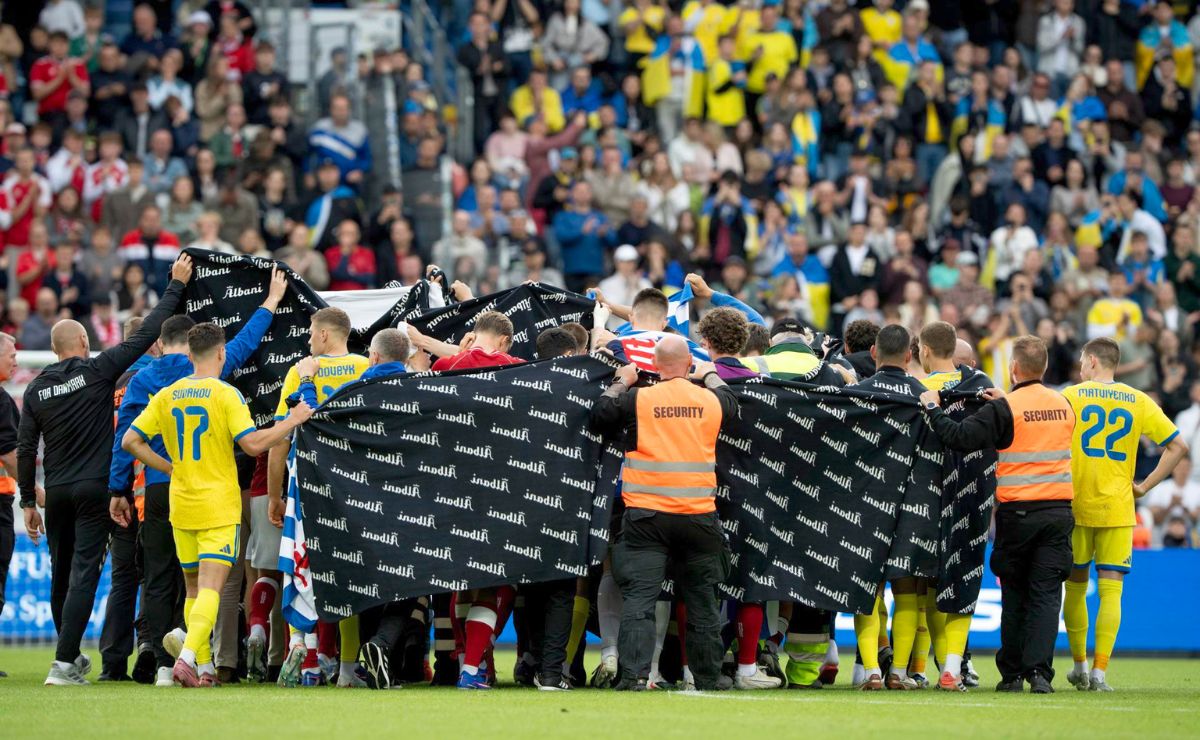 Christian Eriksen se desmaya en partido amistoso; médico revela su estado de salud