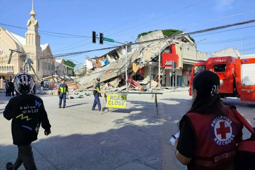 Casi una veintena de muertos y un centenar de heridos tras el terremoto de 7.8 en Filipinas