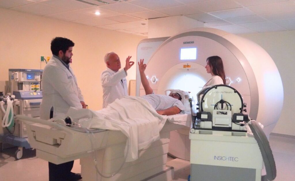 Llega a México el primer tratamiento sin cirugía para el Parkinson
