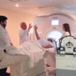 Llega a México el primer tratamiento sin cirugía para el Parkinson
