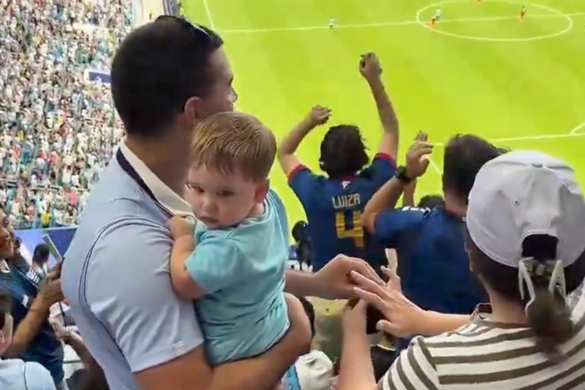 Video: Aficionado de Uruguay pide matrimonio a su pareja y cae gol de Cabo Verde Video: Aficionado de Uruguay pide matrimonio a su pareja y cae gol de Cabo Verde