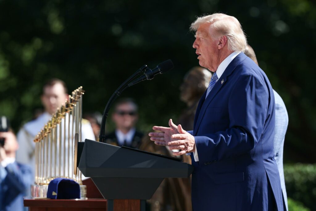 Trump impone aranceles entre el 10 el 12.5 % a más 60 economías