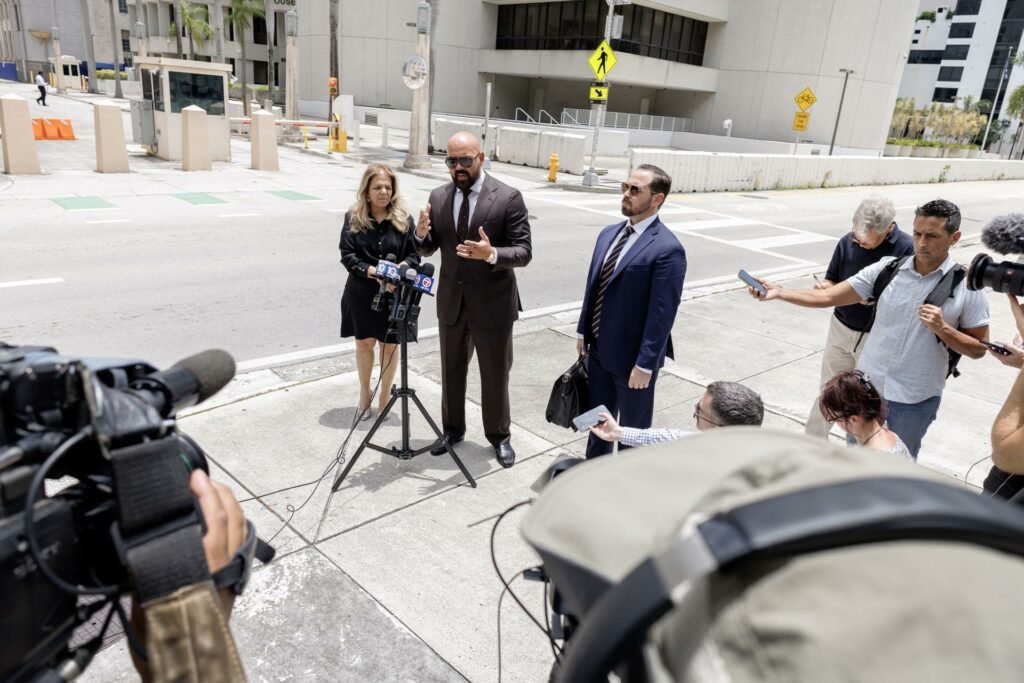 Los hermanos Andrew y Tristan Tate seguirán encarcelados al menos dos semanas más en Miami - 85da3aba73b0aaa6119891b6f84013bb81af82aaw-1024x683