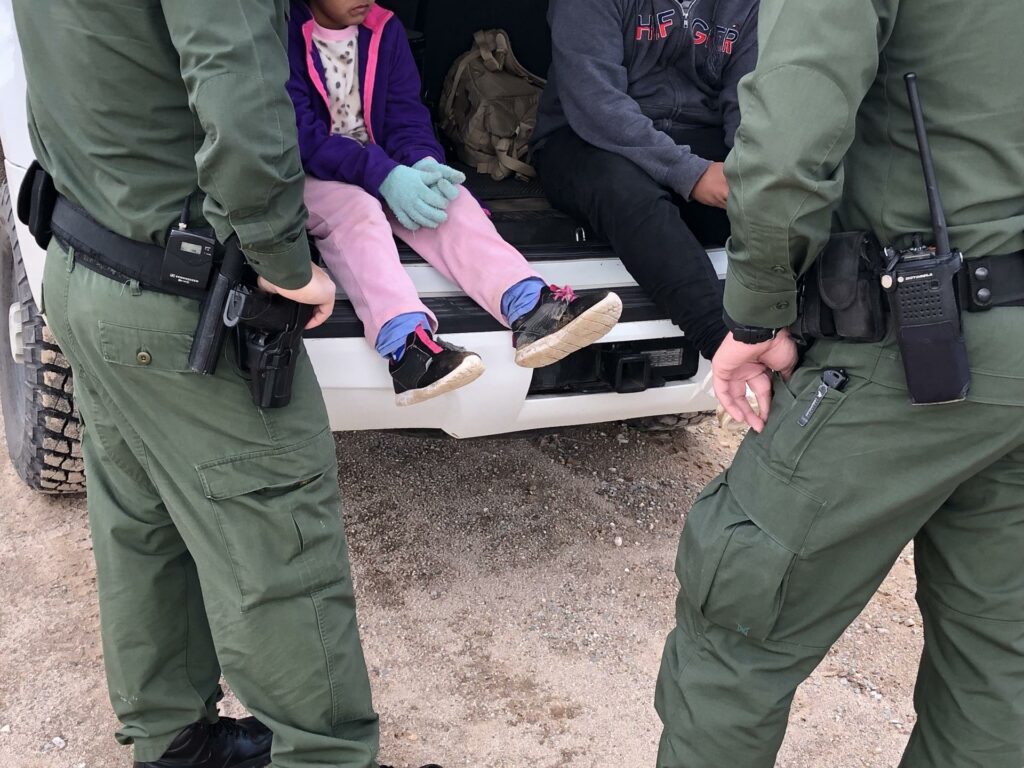 Arizona frena centro de detención de migrantes de Surprise por falta de estudio ambiental