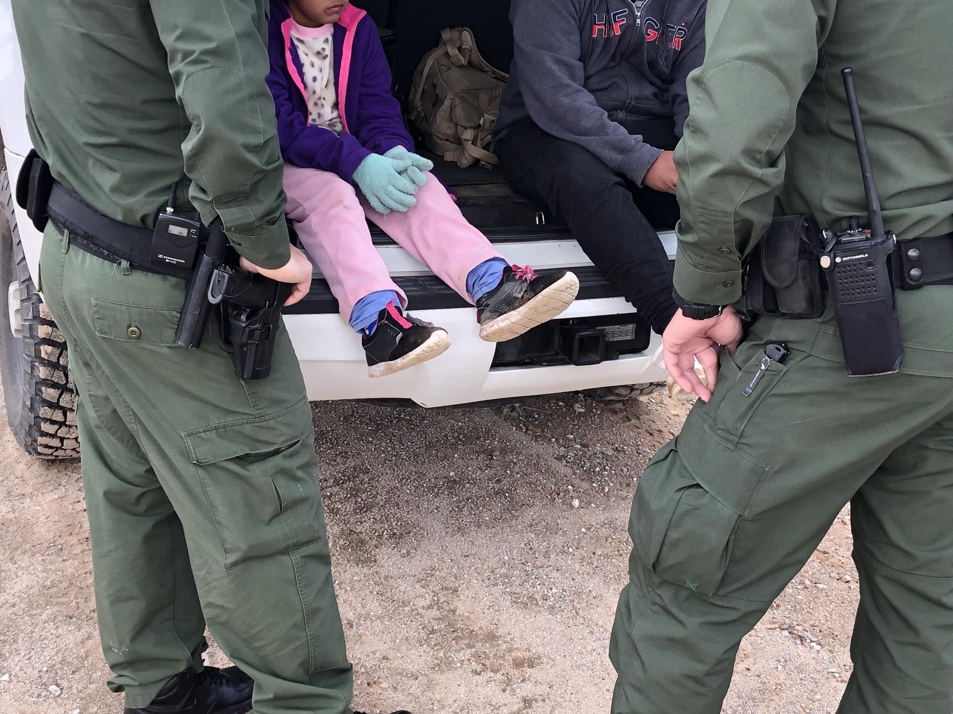 Grupo humanitario va por frenar la deportación de un centenar de niños migrantes