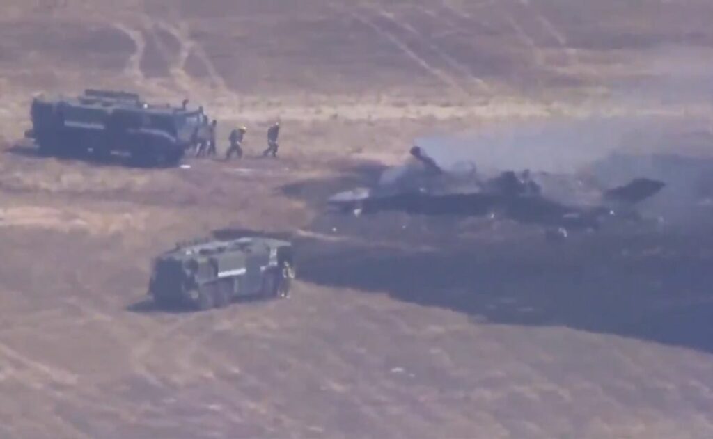 Avión de combate se estrella en una base militar de California