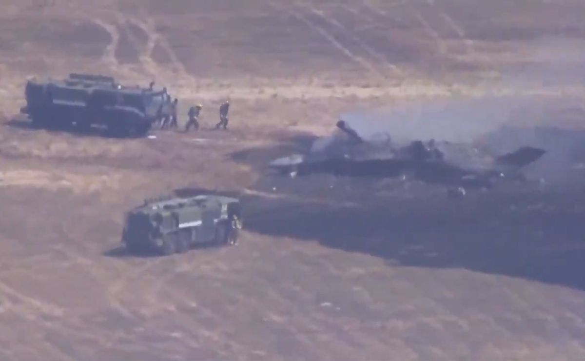 Avión de combate se estrella en una base militar de California Avión de combate se estrella en una base militar de California