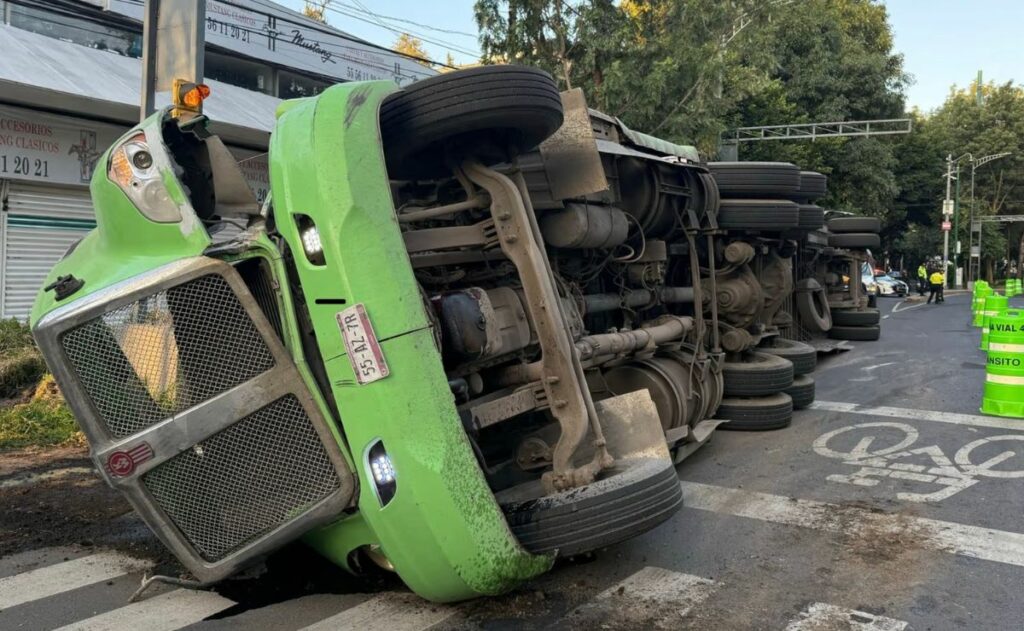 Accidente de tráiler ocasiona caos vial en Eje 6 Sur