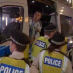 Video: Policía de Londres rescata a aficionado con camiseta de Argentina tras ser perseguido por hinchas ingleses