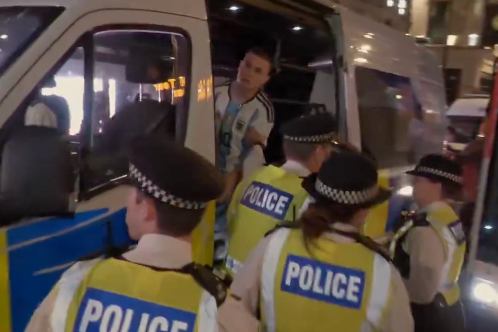 Video: Policía de Londres rescata a aficionado con camiseta de Argentina tras ser perseguido por hinchas ingleses Video: Policía de Londres rescata a aficionado con camiseta de Argentina tras ser perseguido por hinchas ingleses