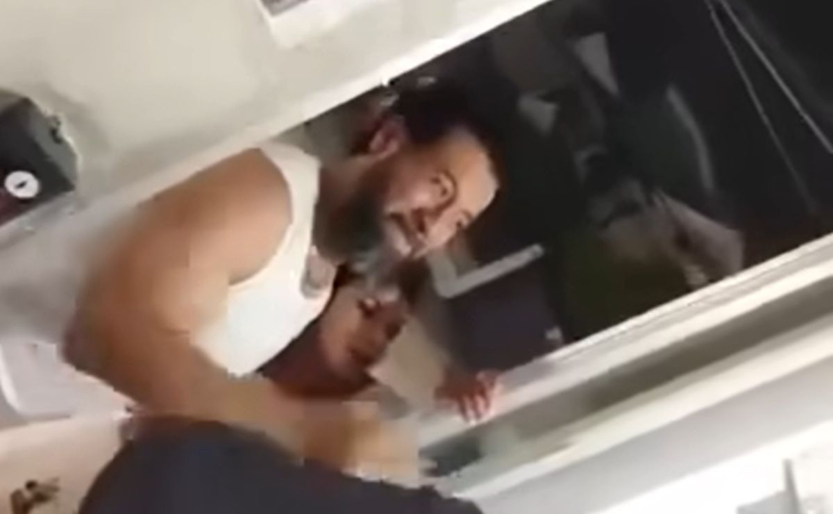 Video: Habitantes agreden a guardias de seguridad en fraccionamiento de Pachuca Video: Habitantes agreden a guardias de seguridad en fraccionamiento de Pachuca