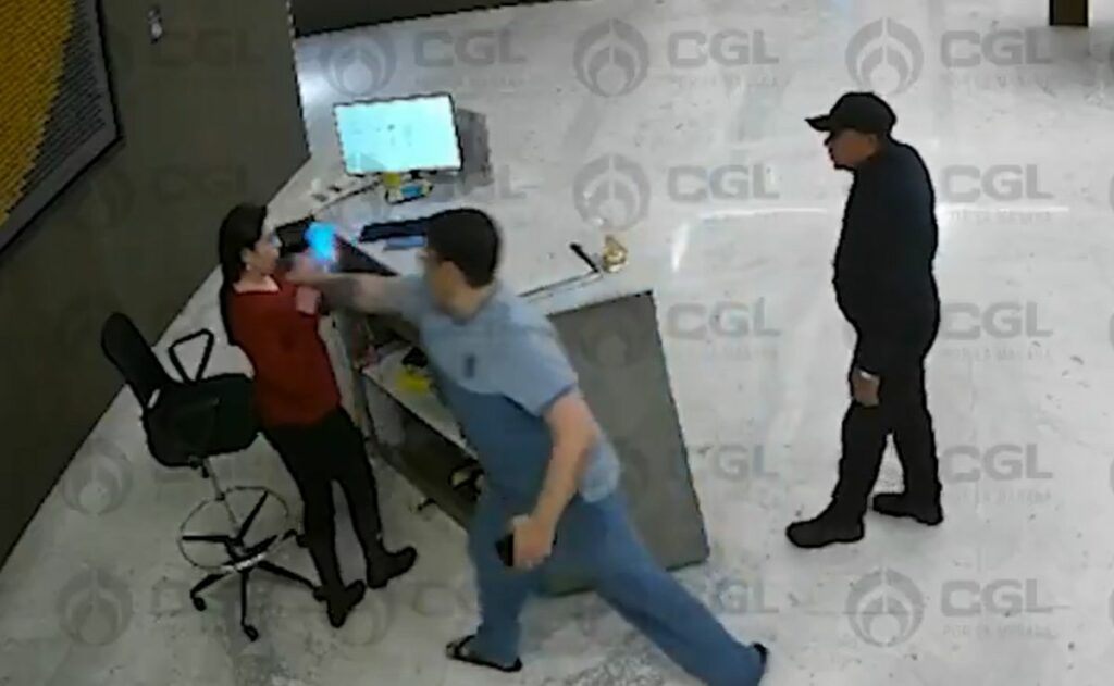 Video: Huésped golpea a recepcionista en hotel de Santa Fe; “tengo temor”, dice la víctima