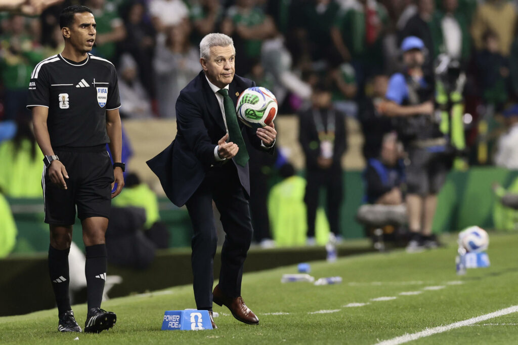 “Era lo mejor”: Aguirre justifica lluvia de centros al final del partido contra Inglaterra