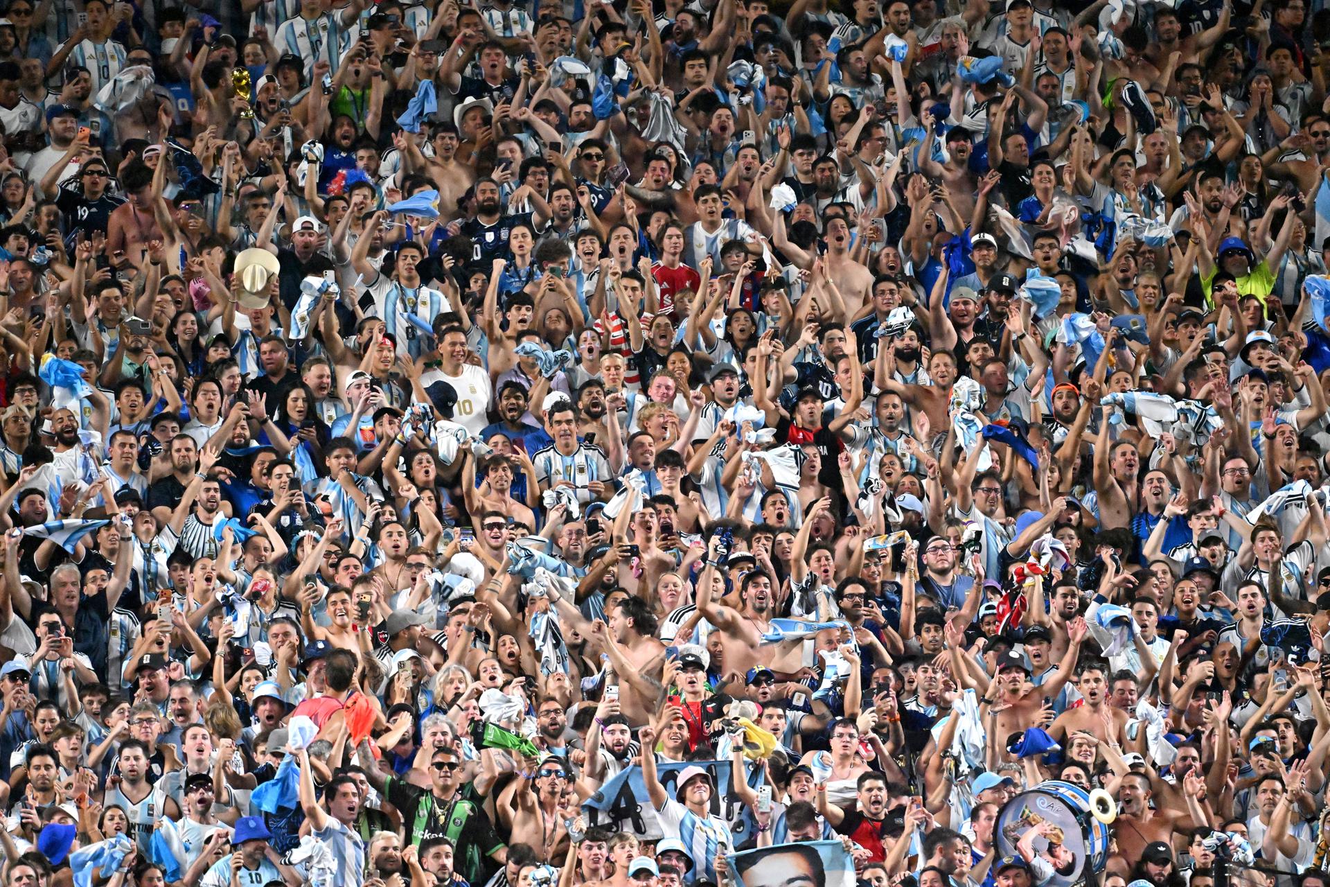 Prohíben el ingreso de banderas con mensajes sobre las Islas Malvinas a la semifinal Inglaterra vs Argentina Prohíben el ingreso de banderas con mensajes sobre las Islas Malvinas a la semifinal Inglaterra vs Argentina