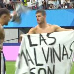 Jugadores de Argentina festejan con una bandera de Malvinas tras eliminar a Inglaterra