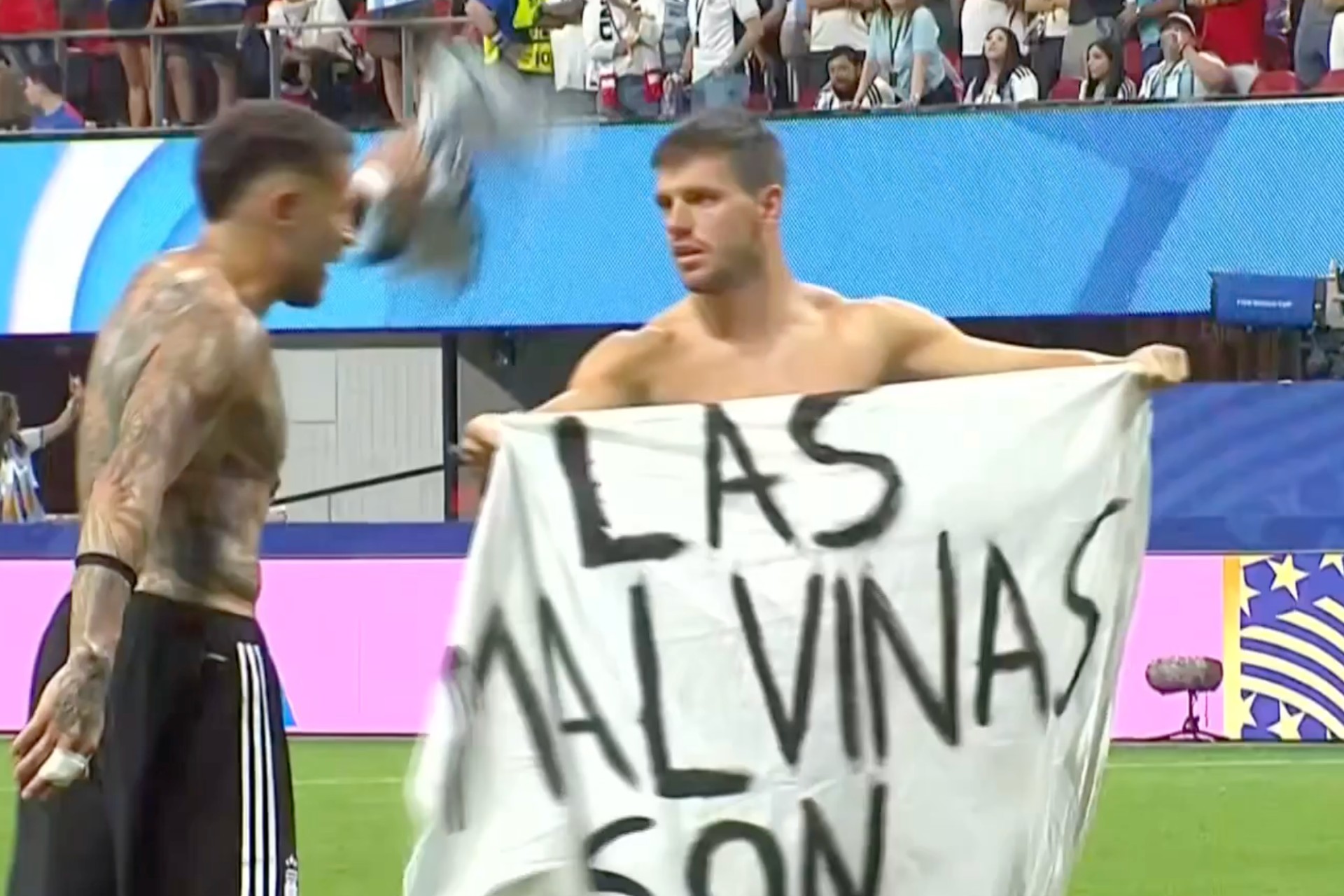Jugadores de Argentina festejan con una bandera de Malvinas tras eliminar a Inglaterra Jugadores de Argentina festejan con una bandera de Malvinas tras eliminar a Inglaterra